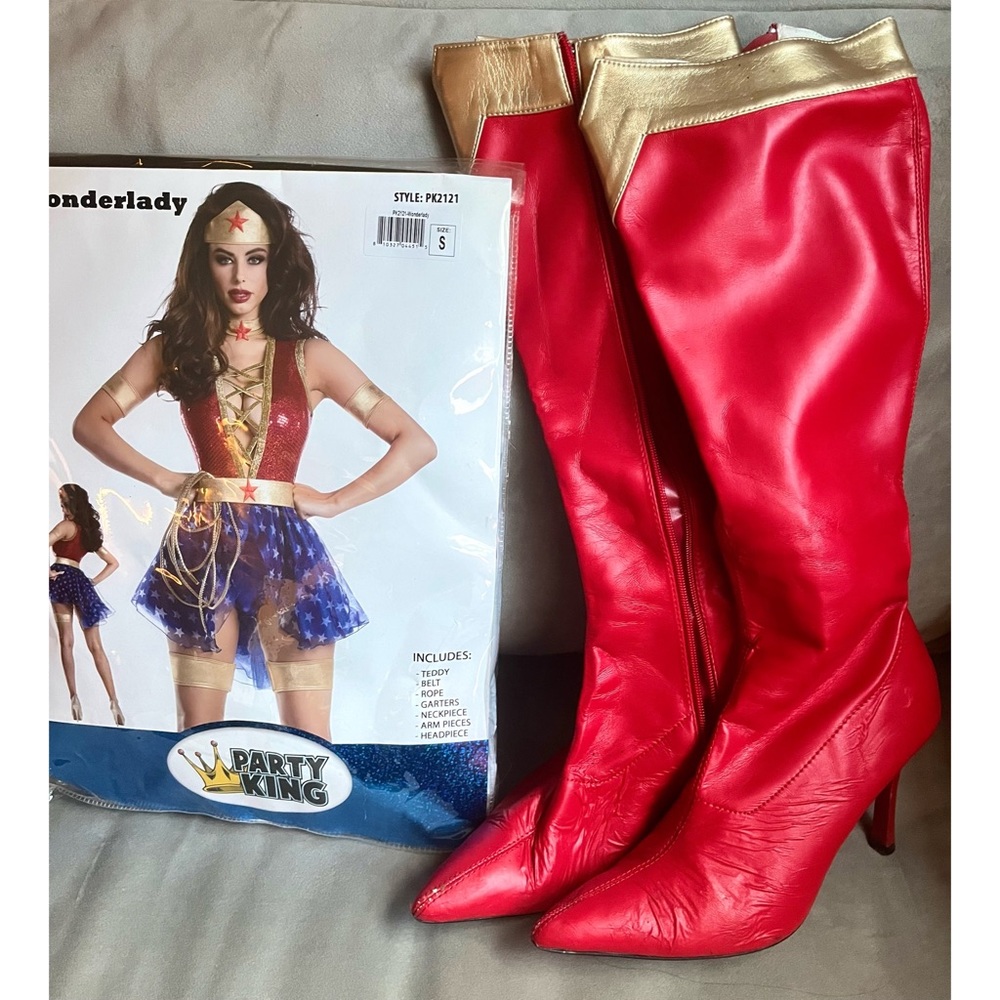 ⭐️NEVER WORN COSTUME & Poshmark used Wonder Woman boots!!